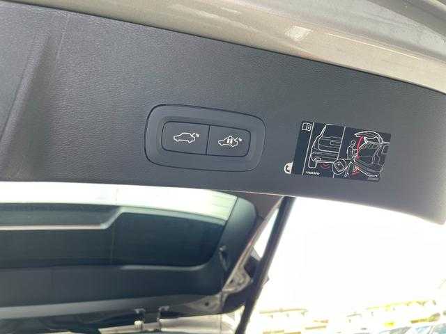 ボルボ ＸＣ４０ T4 AWD インスクリプション 埼玉県 2019(令1)年 6.6万km グレー 黒革シート　/ｈａｒｍａｎ／ｋａｒｄｏｎ　/純正ナビ　/３６０度カメラ　/地デジ　/カープレイ　/シートヒーター　/パワーシート　/ステアリングヒーター　/パワーバックドア　/ＡＣＣ　/ＬＫＡ　/ドライブレコーダー　/ＥＴＣ