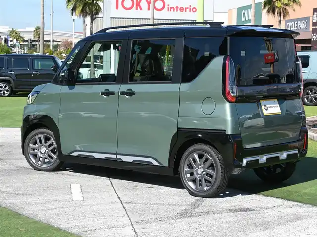 三菱 デリカミニ T プレミアム 千葉県 2025(令7)年 0.1千km 緑Ⅱ T　PREMIUM　9型ディスプレイオーディオ（121/330）　サイドデカール（33440）/e-Assist/・衝突被害軽減ブレーキシステム（FCM）/・車線逸脱警報システム（LDW）/・誤発進抑制機能（前進＆後退時）（UMS）/・レーダークルーズコントロールシステム（ACC）/・オートマチックハイビーム[AHB]/マイパイロット/デジタルインナーミラー/ハンズフリー両側パワースライドドア/ハーフレザーシート/前席シートヒーター/ディスプレイオーディオ/【Bluetooth接続】/【Apple CarPlay　Android Auto対応】/マルチアラウンドモニター/革巻きステアリング/ステアリングヒーター/ステアリングスイッチ/LEDヘッドライト/フォグライト/純正15インチアルミホイル/サイド/カーテンエアバッグ/キーレスオペレーションシステム