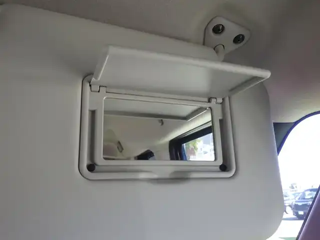 三菱 デリカミニ T プレミアム 千葉県 2025(令7)年 0.1千km 緑Ⅱ T　PREMIUM　9型ディスプレイオーディオ（121/330）　サイドデカール（33440）/e-Assist/・衝突被害軽減ブレーキシステム（FCM）/・車線逸脱警報システム（LDW）/・誤発進抑制機能（前進＆後退時）（UMS）/・レーダークルーズコントロールシステム（ACC）/・オートマチックハイビーム[AHB]/マイパイロット/デジタルインナーミラー/ハンズフリー両側パワースライドドア/ハーフレザーシート/前席シートヒーター/ディスプレイオーディオ/【Bluetooth接続】/【Apple CarPlay　Android Auto対応】/マルチアラウンドモニター/革巻きステアリング/ステアリングヒーター/ステアリングスイッチ/LEDヘッドライト/フォグライト/純正15インチアルミホイル/サイド/カーテンエアバッグ/キーレスオペレーションシステム