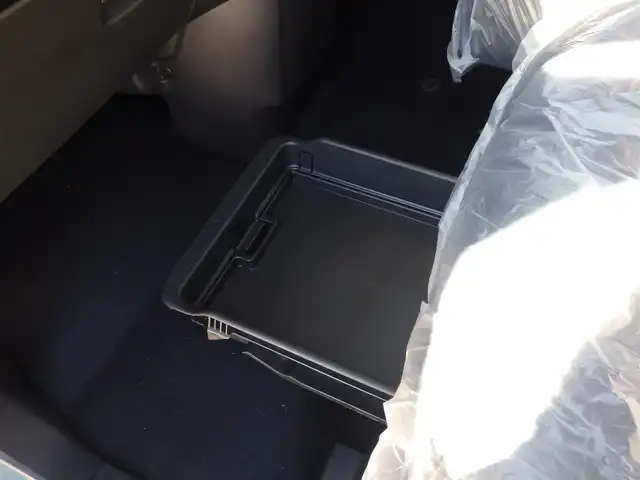 三菱 デリカミニ T プレミアム 千葉県 2025(令7)年 0.1千km 緑Ⅱ T　PREMIUM　9型ディスプレイオーディオ（121/330）　サイドデカール（33440）/e-Assist/・衝突被害軽減ブレーキシステム（FCM）/・車線逸脱警報システム（LDW）/・誤発進抑制機能（前進＆後退時）（UMS）/・レーダークルーズコントロールシステム（ACC）/・オートマチックハイビーム[AHB]/マイパイロット/デジタルインナーミラー/ハンズフリー両側パワースライドドア/ハーフレザーシート/前席シートヒーター/ディスプレイオーディオ/【Bluetooth接続】/【Apple CarPlay　Android Auto対応】/マルチアラウンドモニター/革巻きステアリング/ステアリングヒーター/ステアリングスイッチ/LEDヘッドライト/フォグライト/純正15インチアルミホイル/サイド/カーテンエアバッグ/キーレスオペレーションシステム