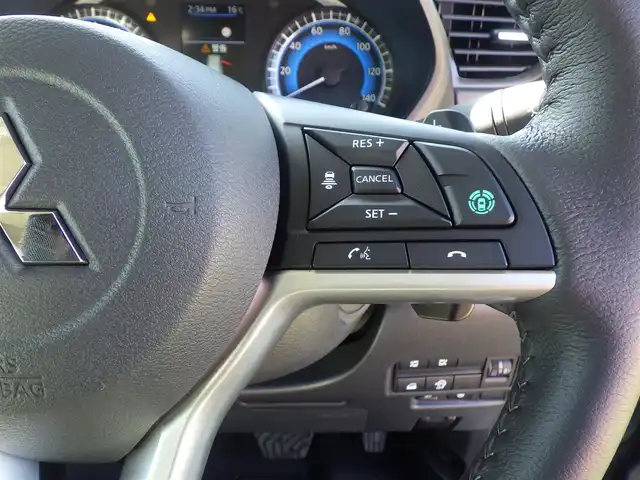 三菱 デリカミニ T プレミアム 千葉県 2025(令7)年 0.1千km 緑Ⅱ T　PREMIUM　9型ディスプレイオーディオ（121/330）　サイドデカール（33440）/e-Assist/・衝突被害軽減ブレーキシステム（FCM）/・車線逸脱警報システム（LDW）/・誤発進抑制機能（前進＆後退時）（UMS）/・レーダークルーズコントロールシステム（ACC）/・オートマチックハイビーム[AHB]/マイパイロット/デジタルインナーミラー/ハンズフリー両側パワースライドドア/ハーフレザーシート/前席シートヒーター/ディスプレイオーディオ/【Bluetooth接続】/【Apple CarPlay　Android Auto対応】/マルチアラウンドモニター/革巻きステアリング/ステアリングヒーター/ステアリングスイッチ/LEDヘッドライト/フォグライト/純正15インチアルミホイル/サイド/カーテンエアバッグ/キーレスオペレーションシステム