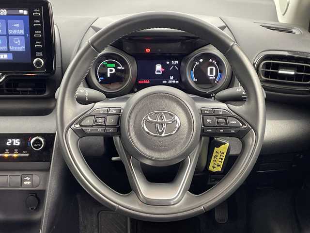 トヨタ ヤリスクロス ハイブリッド G 愛知県 2022(令4)年 2.4万km ブラックマイカ 純正８型ディスプレイオーディオ/ＢＴ/USB/AM/FM/Apple Car Play/Android Auto/バックカメラ　/トヨタセーフティセンス　/・プリクラッシュセーフティ/・レーントレーシングアシスト（LTA）/・レーダークルーズコントロール/・パーキングサポートブレーキ（PKSB）/・クリアランスソナー/・オートマチックハイビーム（AHB）/・ロードサインアシスト（RSA）/ＬＥＤオートライト　/革巻きステアリング/ステアリングスイッチ/電動パーキング　/オートホールド/プッシュスタート/スマートキー/電動格納ミラー/横滑り防止/純正ドアバイザー/純正フロアマット　/純正１６インチＡＷ