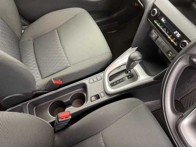 トヨタ ヤリスクロス ハイブリッド G 愛知県 2022(令4)年 2.4万km ブラックマイカ 純正８型ディスプレイオーディオ/ＢＴ/USB/AM/FM/Apple Car Play/Android Auto/バックカメラ　/トヨタセーフティセンス　/・プリクラッシュセーフティ/・レーントレーシングアシスト（LTA）/・レーダークルーズコントロール/・パーキングサポートブレーキ（PKSB）/・クリアランスソナー/・オートマチックハイビーム（AHB）/・ロードサインアシスト（RSA）/ＬＥＤオートライト　/革巻きステアリング/ステアリングスイッチ/電動パーキング　/オートホールド/プッシュスタート/スマートキー/電動格納ミラー/横滑り防止/純正ドアバイザー/純正フロアマット　/純正１６インチＡＷ