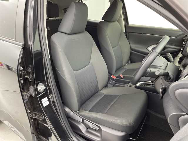 トヨタ ヤリスクロス ハイブリッド G 愛知県 2022(令4)年 2.4万km ブラックマイカ 純正８型ディスプレイオーディオ/ＢＴ/USB/AM/FM/Apple Car Play/Android Auto/バックカメラ　/トヨタセーフティセンス　/・プリクラッシュセーフティ/・レーントレーシングアシスト（LTA）/・レーダークルーズコントロール/・パーキングサポートブレーキ（PKSB）/・クリアランスソナー/・オートマチックハイビーム（AHB）/・ロードサインアシスト（RSA）/ＬＥＤオートライト　/革巻きステアリング/ステアリングスイッチ/電動パーキング　/オートホールド/プッシュスタート/スマートキー/電動格納ミラー/横滑り防止/純正ドアバイザー/純正フロアマット　/純正１６インチＡＷ