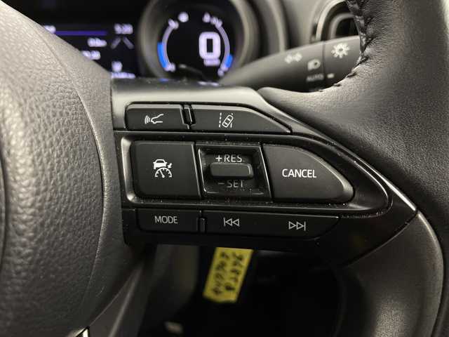 トヨタ ヤリスクロス ハイブリッド G 愛知県 2022(令4)年 2.4万km ブラックマイカ 純正８型ディスプレイオーディオ/ＢＴ/USB/AM/FM/Apple Car Play/Android Auto/バックカメラ　/トヨタセーフティセンス　/・プリクラッシュセーフティ/・レーントレーシングアシスト（LTA）/・レーダークルーズコントロール/・パーキングサポートブレーキ（PKSB）/・クリアランスソナー/・オートマチックハイビーム（AHB）/・ロードサインアシスト（RSA）/ＬＥＤオートライト　/革巻きステアリング/ステアリングスイッチ/電動パーキング　/オートホールド/プッシュスタート/スマートキー/電動格納ミラー/横滑り防止/純正ドアバイザー/純正フロアマット　/純正１６インチＡＷ