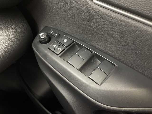 トヨタ ヤリスクロス ハイブリッド G 愛知県 2022(令4)年 2.4万km ブラックマイカ 純正８型ディスプレイオーディオ/ＢＴ/USB/AM/FM/Apple Car Play/Android Auto/バックカメラ　/トヨタセーフティセンス　/・プリクラッシュセーフティ/・レーントレーシングアシスト（LTA）/・レーダークルーズコントロール/・パーキングサポートブレーキ（PKSB）/・クリアランスソナー/・オートマチックハイビーム（AHB）/・ロードサインアシスト（RSA）/ＬＥＤオートライト　/革巻きステアリング/ステアリングスイッチ/電動パーキング　/オートホールド/プッシュスタート/スマートキー/電動格納ミラー/横滑り防止/純正ドアバイザー/純正フロアマット　/純正１６インチＡＷ