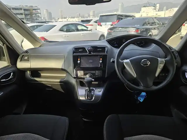 日産 セレナ ライダー BラインS HVAセーフ 福岡県 2015(平27)年 7.9万km ダイヤモンドブラック 純正ナビ/フルセグTV/両側パワースライドドア/専用アラウンドビューモニター/ビルトインETC/クルーズコントロール/フロント/バックソナー/衝突被害軽減ブレーキ/車線逸脱警報/踏み間違い衝突防止アシスト/LEDヘッドランプ/デュアルオートエアコン/革巻きステアリング/2列目折り畳み式パーソナルテーブル/純正16インチアルミホイール/スマートキー/イモビライザー/プッシュエンジンスターター/禁煙車