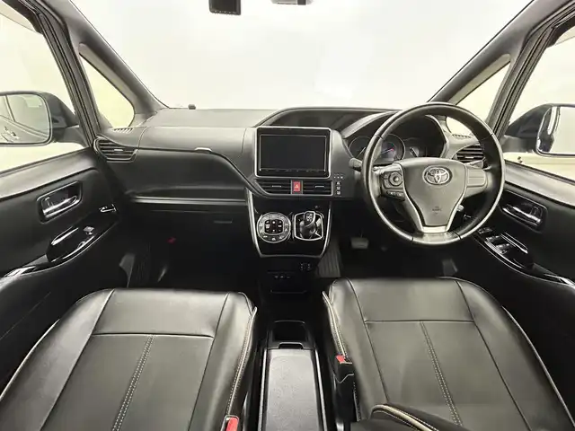 トヨタ ヴォクシー ハイブリッド ZS 煌Ⅱ 熊本県 2020(令2)年 5.7万km ブラック 禁煙車　/純正９インチナビ（ＣＤ・ＤＶＤ・フルセグ・ＢＴ・ＳＤ・ＵＳＢ・HDMI）/バックカメラ　/社外前後ドライブレコーダー　/純正フリップダウンモニター/ビルトインＥＴＣ２．０　/両側パワースライドドア　/クルーズコントロール/衝突軽減ブレーキ/横滑り防止/アイドリングストップ/前席シートヒーター/純正フロアマット/純正16インチAW/オートライト/オートマチックハイビーム/LEDヘッドライト/フォグライト/スマートキー/プッシュスタート/スペアキー1本