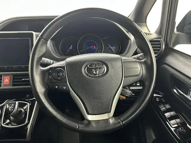 トヨタ ヴォクシー ハイブリッド ZS 煌Ⅱ 熊本県 2020(令2)年 5.7万km ブラック 禁煙車　/純正９インチナビ（ＣＤ・ＤＶＤ・フルセグ・ＢＴ・ＳＤ・ＵＳＢ・HDMI）/バックカメラ　/社外前後ドライブレコーダー　/純正フリップダウンモニター/ビルトインＥＴＣ２．０　/両側パワースライドドア　/クルーズコントロール/衝突軽減ブレーキ/横滑り防止/アイドリングストップ/前席シートヒーター/純正フロアマット/純正16インチAW/オートライト/オートマチックハイビーム/LEDヘッドライト/フォグライト/スマートキー/プッシュスタート/スペアキー1本