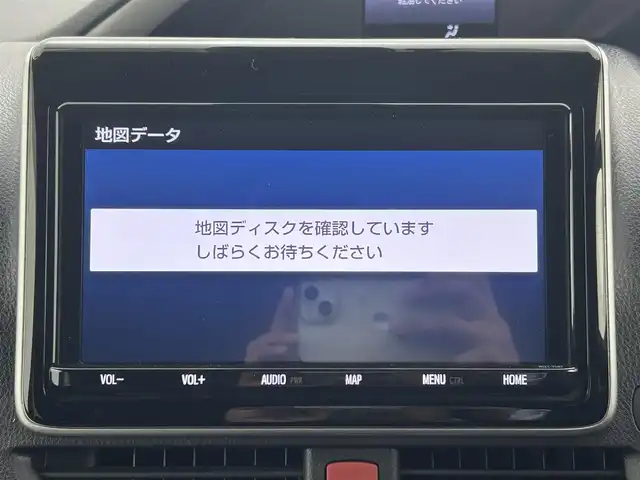 トヨタ ヴォクシー ハイブリッド ZS 煌Ⅱ 熊本県 2020(令2)年 5.7万km ブラック 禁煙車　/純正９インチナビ（ＣＤ・ＤＶＤ・フルセグ・ＢＴ・ＳＤ・ＵＳＢ・HDMI）/バックカメラ　/社外前後ドライブレコーダー　/純正フリップダウンモニター/ビルトインＥＴＣ２．０　/両側パワースライドドア　/クルーズコントロール/衝突軽減ブレーキ/横滑り防止/アイドリングストップ/前席シートヒーター/純正フロアマット/純正16インチAW/オートライト/オートマチックハイビーム/LEDヘッドライト/フォグライト/スマートキー/プッシュスタート/スペアキー1本