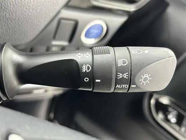 トヨタ ヴォクシー ハイブリッド ZS 煌Ⅱ 熊本県 2020(令2)年 5.7万km ブラック 禁煙車　/純正９インチナビ（ＣＤ・ＤＶＤ・フルセグ・ＢＴ・ＳＤ・ＵＳＢ・HDMI）/バックカメラ　/社外前後ドライブレコーダー　/純正フリップダウンモニター/ビルトインＥＴＣ２．０　/両側パワースライドドア　/クルーズコントロール/衝突軽減ブレーキ/横滑り防止/アイドリングストップ/前席シートヒーター/純正フロアマット/純正16インチAW/オートライト/オートマチックハイビーム/LEDヘッドライト/フォグライト/スマートキー/プッシュスタート/スペアキー1本