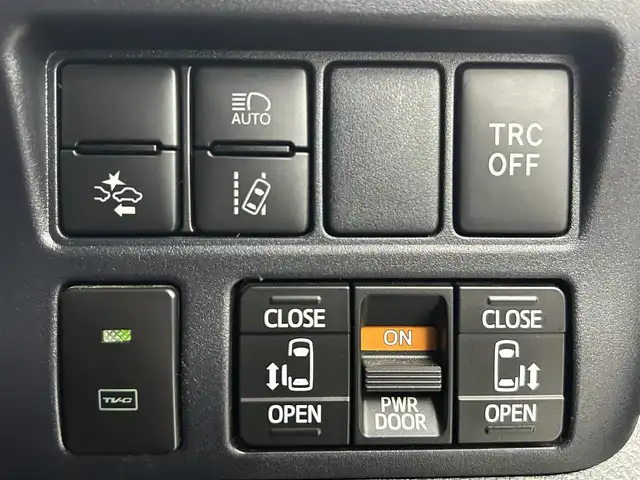 トヨタ ヴォクシー ハイブリッド ZS 煌Ⅱ 熊本県 2020(令2)年 5.7万km ブラック 禁煙車　/純正９インチナビ（ＣＤ・ＤＶＤ・フルセグ・ＢＴ・ＳＤ・ＵＳＢ・HDMI）/バックカメラ　/社外前後ドライブレコーダー　/純正フリップダウンモニター/ビルトインＥＴＣ２．０　/両側パワースライドドア　/クルーズコントロール/衝突軽減ブレーキ/横滑り防止/アイドリングストップ/前席シートヒーター/純正フロアマット/純正16インチAW/オートライト/オートマチックハイビーム/LEDヘッドライト/フォグライト/スマートキー/プッシュスタート/スペアキー1本