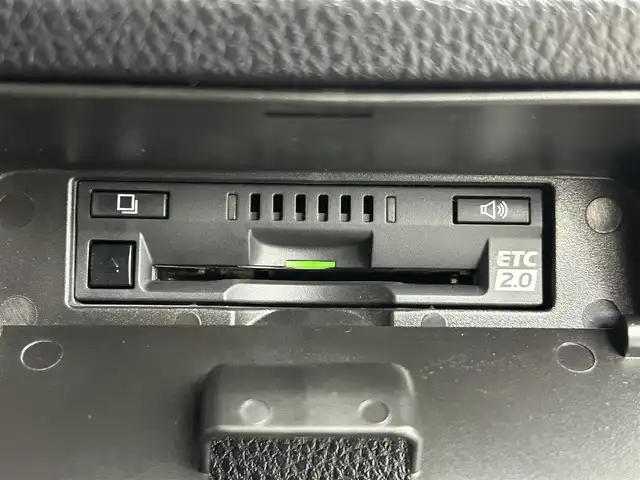 トヨタ ヴォクシー ハイブリッド ZS 煌Ⅱ 熊本県 2020(令2)年 5.7万km ブラック 禁煙車　/純正９インチナビ（ＣＤ・ＤＶＤ・フルセグ・ＢＴ・ＳＤ・ＵＳＢ・HDMI）/バックカメラ　/社外前後ドライブレコーダー　/純正フリップダウンモニター/ビルトインＥＴＣ２．０　/両側パワースライドドア　/クルーズコントロール/衝突軽減ブレーキ/横滑り防止/アイドリングストップ/前席シートヒーター/純正フロアマット/純正16インチAW/オートライト/オートマチックハイビーム/LEDヘッドライト/フォグライト/スマートキー/プッシュスタート/スペアキー1本