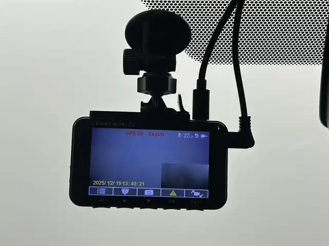 トヨタ ヴォクシー ハイブリッド ZS 煌Ⅱ 熊本県 2020(令2)年 5.7万km ブラック 禁煙車　/純正９インチナビ（ＣＤ・ＤＶＤ・フルセグ・ＢＴ・ＳＤ・ＵＳＢ・HDMI）/バックカメラ　/社外前後ドライブレコーダー　/純正フリップダウンモニター/ビルトインＥＴＣ２．０　/両側パワースライドドア　/クルーズコントロール/衝突軽減ブレーキ/横滑り防止/アイドリングストップ/前席シートヒーター/純正フロアマット/純正16インチAW/オートライト/オートマチックハイビーム/LEDヘッドライト/フォグライト/スマートキー/プッシュスタート/スペアキー1本