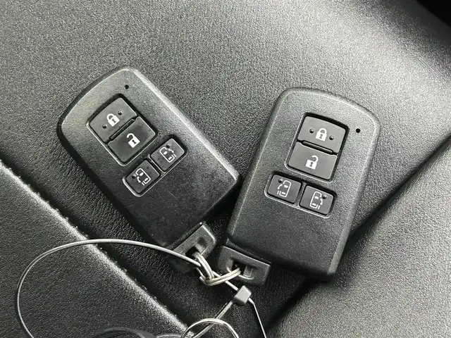 トヨタ ヴォクシー ハイブリッド ZS 煌Ⅱ 熊本県 2020(令2)年 5.7万km ブラック 禁煙車　/純正９インチナビ（ＣＤ・ＤＶＤ・フルセグ・ＢＴ・ＳＤ・ＵＳＢ・HDMI）/バックカメラ　/社外前後ドライブレコーダー　/純正フリップダウンモニター/ビルトインＥＴＣ２．０　/両側パワースライドドア　/クルーズコントロール/衝突軽減ブレーキ/横滑り防止/アイドリングストップ/前席シートヒーター/純正フロアマット/純正16インチAW/オートライト/オートマチックハイビーム/LEDヘッドライト/フォグライト/スマートキー/プッシュスタート/スペアキー1本