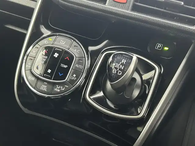 トヨタ ヴォクシー ハイブリッド ZS 煌Ⅱ 熊本県 2020(令2)年 5.7万km ブラック 禁煙車　/純正９インチナビ（ＣＤ・ＤＶＤ・フルセグ・ＢＴ・ＳＤ・ＵＳＢ・HDMI）/バックカメラ　/社外前後ドライブレコーダー　/純正フリップダウンモニター/ビルトインＥＴＣ２．０　/両側パワースライドドア　/クルーズコントロール/衝突軽減ブレーキ/横滑り防止/アイドリングストップ/前席シートヒーター/純正フロアマット/純正16インチAW/オートライト/オートマチックハイビーム/LEDヘッドライト/フォグライト/スマートキー/プッシュスタート/スペアキー1本