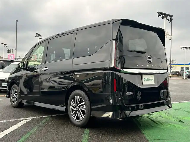 日産 セレナ e－パワー ハイウェイスター V 長崎県 2024(令6)年 0.2万km ダイヤモンドブラック /純正12.3型ナビ/（ＡＭ/ＦＭ/Bluetooth/フルセグTV）//全方位カメラ//両側パワースライドドア//プロパイロット//ナビ連動前後ドライブレコーダー//インテリジェントルームミラー//インテリジェントエマージェンシーブレーキ//ワイヤレス充電//純正ETC//オートエアコン//コーナーセンサー//LEDヘッドライト//オートライト/オートマチックハイビーム//スマートキー×２/プッシュスタート//純正16インチアルミホイール//純正フロアマット//USB入力端子//盗難防止装置