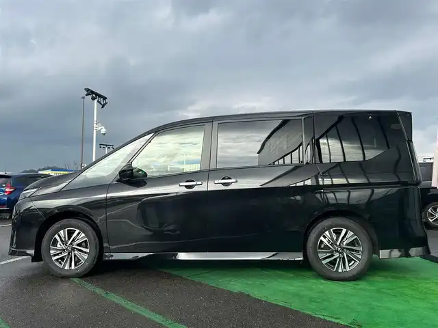 日産 セレナ e－パワー ハイウェイスター V 長崎県 2024(令6)年 0.2万km ダイヤモンドブラック /純正12.3型ナビ/（ＡＭ/ＦＭ/Bluetooth/フルセグTV）//全方位カメラ//両側パワースライドドア//プロパイロット//ナビ連動前後ドライブレコーダー//インテリジェントルームミラー//インテリジェントエマージェンシーブレーキ//ワイヤレス充電//純正ETC//オートエアコン//コーナーセンサー//LEDヘッドライト//オートライト/オートマチックハイビーム//スマートキー×２/プッシュスタート//純正16インチアルミホイール//純正フロアマット//USB入力端子//盗難防止装置