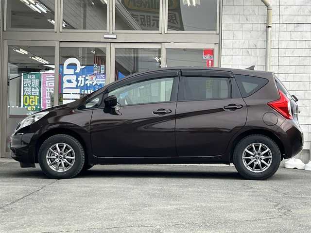 日産 ノート X FOUR 岩手県 2016(平28)年 8.9万km インペリアルアンバーP 衝突軽減装置 /純正エンジンスターター/プッシュスタート /スマートキー×2 /純正オーディオ /オートライト /リアワイパー/ドアバイザー /フロアマット/社外シートカバー /電格ミラー/横滑り防止装置 /保証書　取説