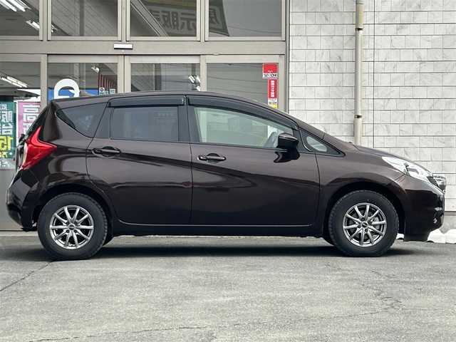日産 ノート X FOUR 岩手県 2016(平28)年 8.9万km インペリアルアンバーP 衝突軽減装置 /純正エンジンスターター/プッシュスタート /スマートキー×2 /純正オーディオ /オートライト /リアワイパー/ドアバイザー /フロアマット/社外シートカバー /電格ミラー/横滑り防止装置 /保証書　取説