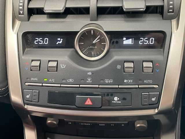 レクサス ＮＸ 300h Iパッケージ 宮城県 2018(平30)年 4.2万km プラチナムシルバーメタリック 純正SDナビ/レクサスセーフティーセンスプラス/・プリクラッシュセーフティシステム（衝突回避支援、被害軽減）/・レーンディパーチャーアラート/・キーピングアシスト/・オートマチック＆アダプティブハイビームシステム/・レーダークルーズコントロール/ブレーキホールド/パドルシフト/バックカメラ/コーナーセンサー/プッシュスタート/ETC2.0/ステアリングヒーター/レザーシート/シートメモリー/シートヒーター/3眼LEDヘッドライト/純正アルミ/純正フロアマット