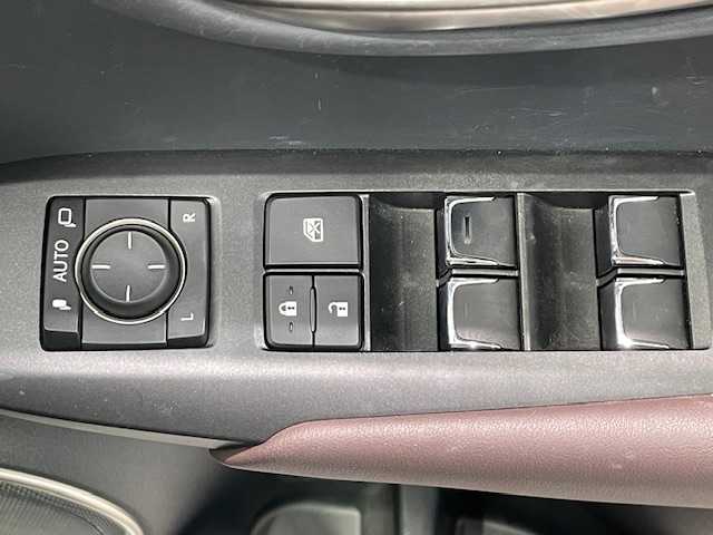 レクサス ＮＸ 300h Iパッケージ 宮城県 2018(平30)年 4.2万km プラチナムシルバーメタリック 純正SDナビ/レクサスセーフティーセンスプラス/・プリクラッシュセーフティシステム（衝突回避支援、被害軽減）/・レーンディパーチャーアラート/・キーピングアシスト/・オートマチック＆アダプティブハイビームシステム/・レーダークルーズコントロール/ブレーキホールド/パドルシフト/バックカメラ/コーナーセンサー/プッシュスタート/ETC2.0/ステアリングヒーター/レザーシート/シートメモリー/シートヒーター/3眼LEDヘッドライト/純正アルミ/純正フロアマット