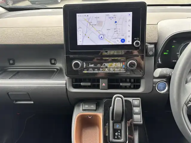 トヨタ シエンタ ハイブリッド Z 福岡県 2024(令6)年 1万km アーバンカーキ トヨタセーフティセンス/横滑り防止/盗難防止/コーナーセンサー/エアバッグ/バックカメラ/ナビ　/BT/純正フロアマット/プッシュスタート/スマートキー/オートライト/両側パワスラ/クルコン/シートヒーター/LED/ウォークスルー/フルフラットシート/ETC2.0 /USB/タイプC/HDMI