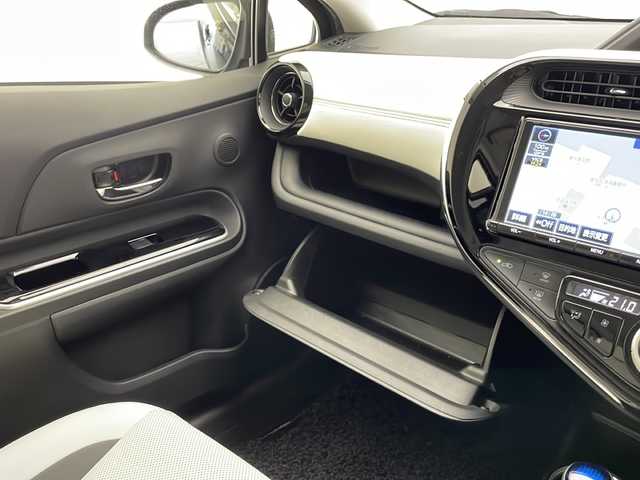 トヨタ アクア クロスオーバー 宮崎県 2017(平29)年 4.7万km ブラッキッシュアゲハガラスフレーク 禁煙車/トヨタセーフティセンス/純正9型ナビTV/（NSZT-Y66T/CD/DVD/Bluetooth/フルセグTV)/純正バックカメラ/フロントカメラ/純正LEDオートライト/純正LEDフォグ/純正フロアマット/プリクラッシュセーフティ/オートマチックハイビーム/レーンディパーチャーアラート/リアプライバシーガラス/オートエアコン/スマートキー/プッシュエンジンスタート/スペアキー/新車時保証書/取扱い説明書