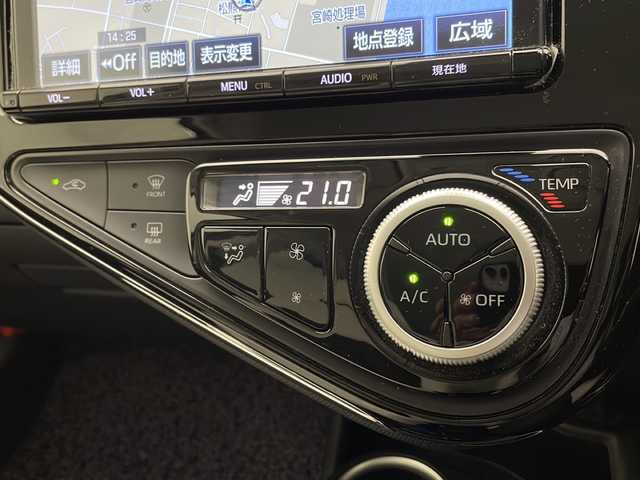 トヨタ アクア クロスオーバー 宮崎県 2017(平29)年 4.7万km ブラッキッシュアゲハガラスフレーク 禁煙車/トヨタセーフティセンス/純正9型ナビTV/（NSZT-Y66T/CD/DVD/Bluetooth/フルセグTV)/純正バックカメラ/フロントカメラ/純正LEDオートライト/純正LEDフォグ/純正フロアマット/プリクラッシュセーフティ/オートマチックハイビーム/レーンディパーチャーアラート/リアプライバシーガラス/オートエアコン/スマートキー/プッシュエンジンスタート/スペアキー/新車時保証書/取扱い説明書