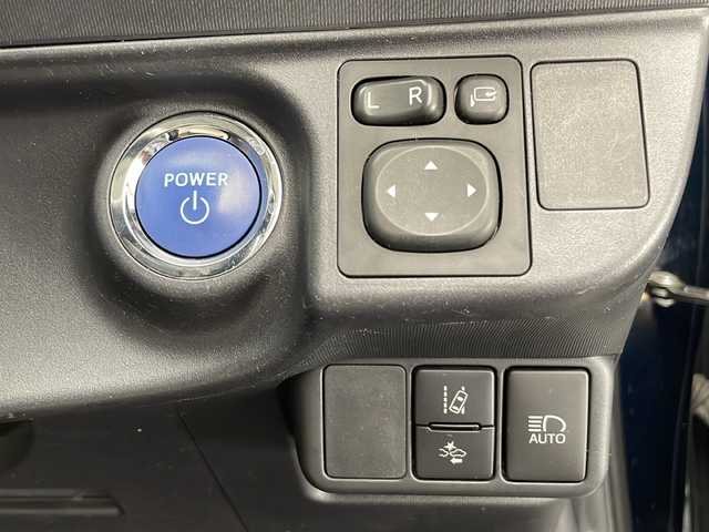 トヨタ アクア クロスオーバー 宮崎県 2017(平29)年 4.7万km ブラッキッシュアゲハガラスフレーク 禁煙車/トヨタセーフティセンス/純正9型ナビTV/（NSZT-Y66T/CD/DVD/Bluetooth/フルセグTV)/純正バックカメラ/フロントカメラ/純正LEDオートライト/純正LEDフォグ/純正フロアマット/プリクラッシュセーフティ/オートマチックハイビーム/レーンディパーチャーアラート/リアプライバシーガラス/オートエアコン/スマートキー/プッシュエンジンスタート/スペアキー/新車時保証書/取扱い説明書