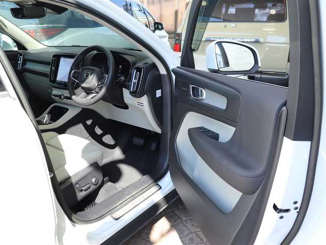 ボルボ ボルボ ＸＣ４０ アルティメット B4 AWD 神奈川県 2022(令4)年 0.2万km パール ワンオーナー/純正ナビ/全周囲バックカメラ/アイドリングストップ/クルーズコントロール/ドアバイザー/プッシュスタート/パワーバックドア/ETC2.0/LEDヘッドライト/ドラレコ（前後）/保証書/スペアスマートキー