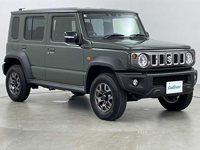 スズキ ジムニー ノマド FC 道央・札幌 2025(令7)年 0.2万km ＤグリーンＭ ・4WD/・社外ディスプレイオーディオ　BT/・バックカメラ/・スマートキー/・プッシュスタート/・スズキセーフティーサポート/・衝突被害軽減ブレーキ/・先行車発進お知らせ/・標識認識機能/・車線逸脱警報/・ふらつき警報/・前後誤発進抑制機能/・アートマチックハイビーム/・ダウンヒルアシストコントロール/・アイドリングストップ/・シートヒーターDN席/・ミラーヒーター/・ビルトインETC/・オートライト/・LEDヘッドライト/・フォグ/・ヘットライトウオッシャー