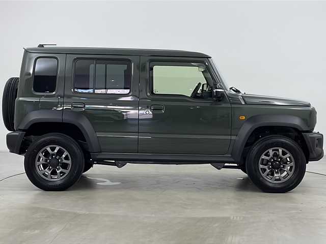 スズキ ジムニー ノマド FC 道央・札幌 2025(令7)年 0.2万km ＤグリーンＭ ・4WD/・社外ディスプレイオーディオ　BT/・バックカメラ/・スマートキー/・プッシュスタート/・スズキセーフティーサポート/・衝突被害軽減ブレーキ/・先行車発進お知らせ/・標識認識機能/・車線逸脱警報/・ふらつき警報/・前後誤発進抑制機能/・アートマチックハイビーム/・ダウンヒルアシストコントロール/・アイドリングストップ/・シートヒーターDN席/・ミラーヒーター/・ビルトインETC/・オートライト/・LEDヘッドライト/・フォグ/・ヘットライトウオッシャー