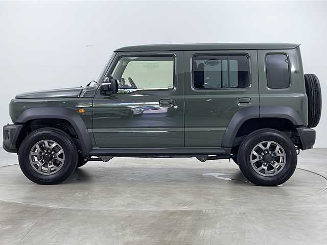 スズキ ジムニー ノマド FC 道央・札幌 2025(令7)年 0.2万km ＤグリーンＭ ・4WD/・社外ディスプレイオーディオ　BT/・バックカメラ/・スマートキー/・プッシュスタート/・スズキセーフティーサポート/・衝突被害軽減ブレーキ/・先行車発進お知らせ/・標識認識機能/・車線逸脱警報/・ふらつき警報/・前後誤発進抑制機能/・アートマチックハイビーム/・ダウンヒルアシストコントロール/・アイドリングストップ/・シートヒーターDN席/・ミラーヒーター/・ビルトインETC/・オートライト/・LEDヘッドライト/・フォグ/・ヘットライトウオッシャー