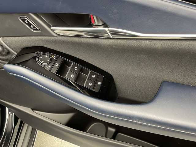 マツダ ＣＸ－３０ XD Sパッケージ 宮崎県 2025(令7)年 0.9万km ジェットブラックマイカ ワンオーナー/i-ACTIVSENSE/〇スマート・ブレーキ・サポート/〇AT誤発進抑制制御［前進時/後退時］/〇車線逸脱警報システム/〇レーンキープ・アシスト・システム/〇オートマチックハイビーム/〇ブラインド・スポット・モニタリング/〇後側方接近車両検知/〇前側方接近車両検知/〇マツダ・レーダー・クルーズ・コントロール/〇クルージング&トラフィック・サポート/〇ドライバー・アテンション・アラート/〇ヘッドアップディスプレイ/純正１０．２５インチセンターディスプレイ/フルセグTV/Bluetooth/３６０°ビュー・モニター/電動リアゲート/LEDヘッドライト/ワイヤレス充電/前後ドライブレコーダー/アイドリングストップ/純正18インチAW/ETC/保証書/取扱説明書