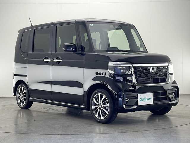 ホンダ Ｎ ＢＯＸ カスタム 宮崎県 2024(令6)年 0.1万km クリスタルブラックパール 禁煙車/バックカメラ/片側パワースライドドア/ホンダセンシング/・衝突軽減ブレーキ（CMBS）/・先行車発進お知らせ機能/・歩行者事故低減ステアリング/・路外逸脱抑制機能/・標識認識機能/・渋滞追従機能付アダプティブクルーズコントロール（ACC）/・車線維持支援システム（LKAS）/・誤発進抑制機能/・後方誤発進抑制機能/・近距離衝突軽減ブレーキ/・急アクセル抑制機能/・パーキングセンサーシステム/電動パーキングブレーキ/オートブレーキホールド/シートヒーター（前席）/LEDヘッドライト/LEDシーケンシャルターンランプ/リアサンシェード/フロアマット