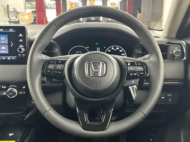 ホンダ ヴェゼル ハイブリッド e:HEV Z 愛知県 2025(令7)年 0.1千km クリスタルブラックパール 登録済未使用車/純正9インチナビ/（AM/FM/フルセグTV/Bluetooth）/バックカメラ/ワイヤレス充電/ホンダセンシング/・衝突軽減ブレーキ/・レーンキープアシスト/・レーダークルーズコントロール/・オートマチックハイビーム/・クリアランスソナー/ブラインドスポットモニター/ETC2.0/シートヒーター/ステアリングヒーター/チップアップシート/ハーフレザー/パドルシフト/パワーバックドア/スマートキー/プッシュスタート/LEDヘッドライト/フロントフォグランプ/ダウンヒルアシスト/純正アルミホイール/横滑り防止装置/電動格納ミラー/ステアリングスイッチ