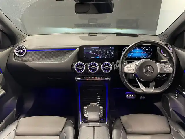 メルセデス・ベンツ ＧＬＡ２００ｄ 4マチック AMGライン 道央・札幌 2020(令2)年 4.8万km マウンテングレー AMGラインpkg/・AMGスタイリングパッケージ（フロントスポイラー、サイド＆リアスカート）/・MercedesBenzロゴ付きブレーキキャリパー/・ステンレスアクセル＆ブレーキペダル（ラバースタッド付）/・本革巻マルチファンクションステアリング（ペダルシフト付）/・レザーDINAMICAシート/・カーボン調インテリアトリム・スポーツコンフォートサスペンション/・１９インチAMG５ツインスポークアルミホイール/・マルチビームLEDヘッドライト/・アダプティブハイビームアシスト・プラス/・アンビエントライト（６４色）/アドバンスドpkg/・ヘッドアップディスプレイ/・アドバンスドサウンドシステム/ドライブレコーダー（フロント）/レーダーセーフティpkg/・アダプティブディスタンスアシスト・ディストロニック/・アクティブブレーキアシスト/・PRE-SAFE/・PRE-SAFEプラス/・緊急回避補助システム/・渋滞時緊急ブレーキ機能/・アクティブブラインドスポットアシスト/・アクティブレーンキーピングアシスト/・アクティブステアリングアシスト/３６０度カメラ/パワーテールゲート/パノラミックスライディングルーフ/ETC/・保証書有