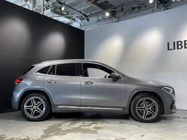 メルセデス・ベンツ ＧＬＡ２００ｄ 4マチック AMGライン 道央・札幌 2020(令2)年 4.8万km マウンテングレー AMGラインpkg/・AMGスタイリングパッケージ（フロントスポイラー、サイド＆リアスカート）/・MercedesBenzロゴ付きブレーキキャリパー/・ステンレスアクセル＆ブレーキペダル（ラバースタッド付）/・本革巻マルチファンクションステアリング（ペダルシフト付）/・レザーDINAMICAシート/・カーボン調インテリアトリム・スポーツコンフォートサスペンション/・１９インチAMG５ツインスポークアルミホイール/・マルチビームLEDヘッドライト/・アダプティブハイビームアシスト・プラス/・アンビエントライト（６４色）/アドバンスドpkg/・ヘッドアップディスプレイ/・アドバンスドサウンドシステム/ドライブレコーダー（フロント）/レーダーセーフティpkg/・アダプティブディスタンスアシスト・ディストロニック/・アクティブブレーキアシスト/・PRE-SAFE/・PRE-SAFEプラス/・緊急回避補助システム/・渋滞時緊急ブレーキ機能/・アクティブブラインドスポットアシスト/・アクティブレーンキーピングアシスト/・アクティブステアリングアシスト/３６０度カメラ/パワーテールゲート/パノラミックスライディングルーフ/ETC/・保証書有