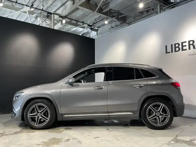 メルセデス・ベンツ ＧＬＡ２００ｄ 4マチック AMGライン 道央・札幌 2020(令2)年 4.8万km マウンテングレー AMGラインpkg/・AMGスタイリングパッケージ（フロントスポイラー、サイド＆リアスカート）/・MercedesBenzロゴ付きブレーキキャリパー/・ステンレスアクセル＆ブレーキペダル（ラバースタッド付）/・本革巻マルチファンクションステアリング（ペダルシフト付）/・レザーDINAMICAシート/・カーボン調インテリアトリム・スポーツコンフォートサスペンション/・１９インチAMG５ツインスポークアルミホイール/・マルチビームLEDヘッドライト/・アダプティブハイビームアシスト・プラス/・アンビエントライト（６４色）/アドバンスドpkg/・ヘッドアップディスプレイ/・アドバンスドサウンドシステム/ドライブレコーダー（フロント）/レーダーセーフティpkg/・アダプティブディスタンスアシスト・ディストロニック/・アクティブブレーキアシスト/・PRE-SAFE/・PRE-SAFEプラス/・緊急回避補助システム/・渋滞時緊急ブレーキ機能/・アクティブブラインドスポットアシスト/・アクティブレーンキーピングアシスト/・アクティブステアリングアシスト/３６０度カメラ/パワーテールゲート/パノラミックスライディングルーフ/ETC/・保証書有