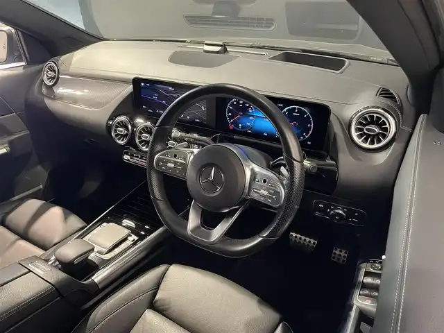 メルセデス・ベンツ ＧＬＡ２００ｄ 4マチック AMGライン 道央・札幌 2020(令2)年 4.8万km マウンテングレー AMGラインpkg/・AMGスタイリングパッケージ（フロントスポイラー、サイド＆リアスカート）/・MercedesBenzロゴ付きブレーキキャリパー/・ステンレスアクセル＆ブレーキペダル（ラバースタッド付）/・本革巻マルチファンクションステアリング（ペダルシフト付）/・レザーDINAMICAシート/・カーボン調インテリアトリム・スポーツコンフォートサスペンション/・１９インチAMG５ツインスポークアルミホイール/・マルチビームLEDヘッドライト/・アダプティブハイビームアシスト・プラス/・アンビエントライト（６４色）/アドバンスドpkg/・ヘッドアップディスプレイ/・アドバンスドサウンドシステム/ドライブレコーダー（フロント）/レーダーセーフティpkg/・アダプティブディスタンスアシスト・ディストロニック/・アクティブブレーキアシスト/・PRE-SAFE/・PRE-SAFEプラス/・緊急回避補助システム/・渋滞時緊急ブレーキ機能/・アクティブブラインドスポットアシスト/・アクティブレーンキーピングアシスト/・アクティブステアリングアシスト/３６０度カメラ/パワーテールゲート/パノラミックスライディングルーフ/ETC/・保証書有