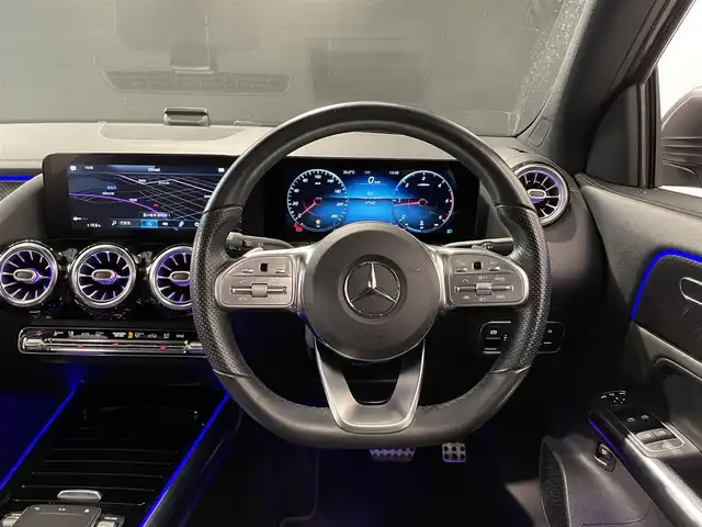 メルセデス・ベンツ ＧＬＡ２００ｄ 4マチック AMGライン 道央・札幌 2020(令2)年 4.8万km マウンテングレー AMGラインpkg/・AMGスタイリングパッケージ（フロントスポイラー、サイド＆リアスカート）/・MercedesBenzロゴ付きブレーキキャリパー/・ステンレスアクセル＆ブレーキペダル（ラバースタッド付）/・本革巻マルチファンクションステアリング（ペダルシフト付）/・レザーDINAMICAシート/・カーボン調インテリアトリム・スポーツコンフォートサスペンション/・１９インチAMG５ツインスポークアルミホイール/・マルチビームLEDヘッドライト/・アダプティブハイビームアシスト・プラス/・アンビエントライト（６４色）/アドバンスドpkg/・ヘッドアップディスプレイ/・アドバンスドサウンドシステム/ドライブレコーダー（フロント）/レーダーセーフティpkg/・アダプティブディスタンスアシスト・ディストロニック/・アクティブブレーキアシスト/・PRE-SAFE/・PRE-SAFEプラス/・緊急回避補助システム/・渋滞時緊急ブレーキ機能/・アクティブブラインドスポットアシスト/・アクティブレーンキーピングアシスト/・アクティブステアリングアシスト/３６０度カメラ/パワーテールゲート/パノラミックスライディングルーフ/ETC/・保証書有