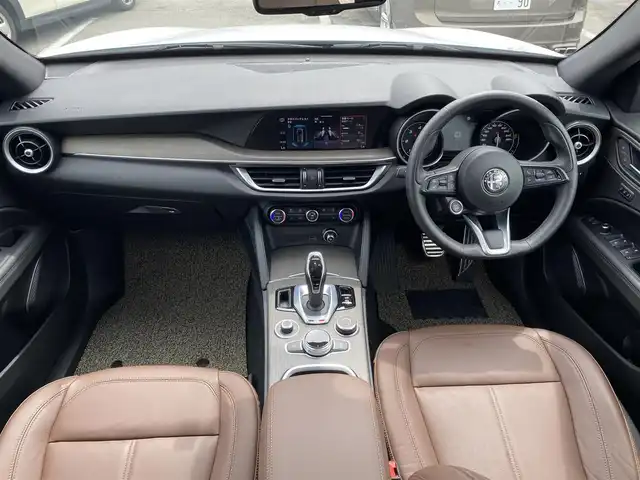 アルファロメオ ステルヴィオ 2．2ターボ ディーゼルQ4TI 福岡県 2022(令4)年 2万km 白 ・アダプティブクルーズコントロール/・純正ナビ/BT／ＵＳＢ／ｃａｒｐｌａｙ/・バックカメラ/・黒革シート／シートヒーター/・フルセグ/・ＥＴＣ/・純正２０ＡＷ/・ＢＬＩＳ/・ステアリングヒーター/・ワイヤレス充電