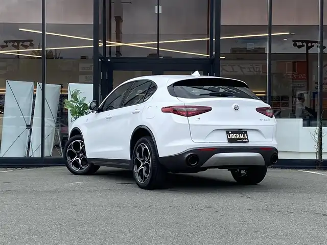 アルファロメオ ステルヴィオ 2．2ターボ ディーゼルQ4TI 福岡県 2022(令4)年 2万km 白 ・アダプティブクルーズコントロール/・純正ナビ/BT／ＵＳＢ／ｃａｒｐｌａｙ/・バックカメラ/・黒革シート／シートヒーター/・フルセグ/・ＥＴＣ/・純正２０ＡＷ/・ＢＬＩＳ/・ステアリングヒーター/・ワイヤレス充電