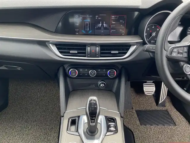 アルファロメオ ステルヴィオ 2．2ターボ ディーゼルQ4TI 福岡県 2022(令4)年 2万km 白 ・アダプティブクルーズコントロール/・純正ナビ/BT／ＵＳＢ／ｃａｒｐｌａｙ/・バックカメラ/・黒革シート／シートヒーター/・フルセグ/・ＥＴＣ/・純正２０ＡＷ/・ＢＬＩＳ/・ステアリングヒーター/・ワイヤレス充電