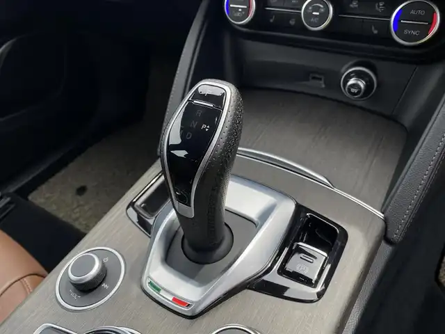 アルファロメオ ステルヴィオ 2．2ターボ ディーゼルQ4TI 福岡県 2022(令4)年 2万km 白 ・アダプティブクルーズコントロール/・純正ナビ/BT／ＵＳＢ／ｃａｒｐｌａｙ/・バックカメラ/・黒革シート／シートヒーター/・フルセグ/・ＥＴＣ/・純正２０ＡＷ/・ＢＬＩＳ/・ステアリングヒーター/・ワイヤレス充電