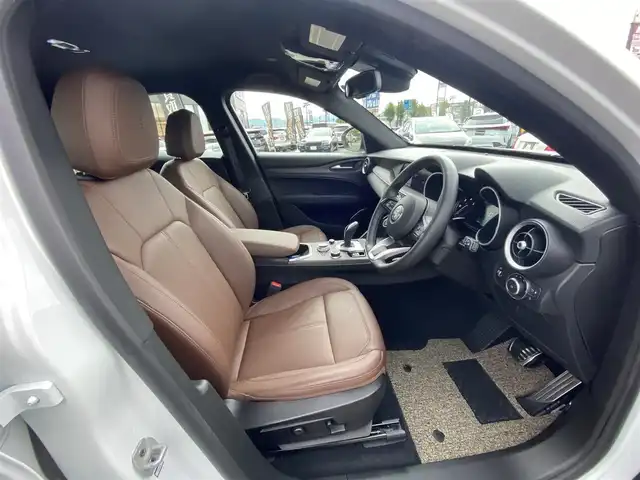 アルファロメオ ステルヴィオ 2．2ターボ ディーゼルQ4TI 福岡県 2022(令4)年 2万km 白 ・アダプティブクルーズコントロール/・純正ナビ/BT／ＵＳＢ／ｃａｒｐｌａｙ/・バックカメラ/・黒革シート／シートヒーター/・フルセグ/・ＥＴＣ/・純正２０ＡＷ/・ＢＬＩＳ/・ステアリングヒーター/・ワイヤレス充電