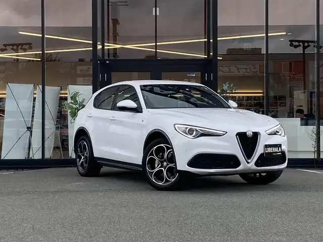 アルファロメオ ステルヴィオ 2．2ターボ ディーゼルQ4TI 福岡県 2022(令4)年 2万km 白 ・アダプティブクルーズコントロール/・純正ナビ/BT／ＵＳＢ／ｃａｒｐｌａｙ/・バックカメラ/・黒革シート／シートヒーター/・フルセグ/・ＥＴＣ/・純正２０ＡＷ/・ＢＬＩＳ/・ステアリングヒーター/・ワイヤレス充電