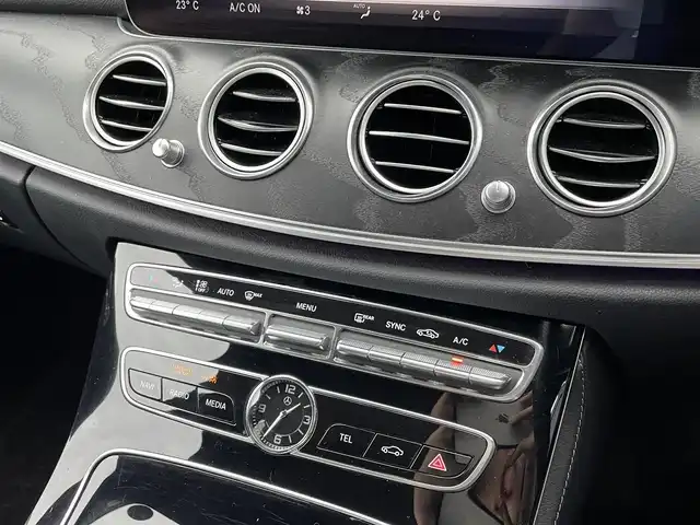 メルセデス・ベンツ Ｅ２２０ｄ SWアバンギャルド AMGライン 埼玉県 2020(令2)年 4.3万km ポーラホワイト 黒革シート/レザーパッケージ/エアバランスパッケージ/Ｂｕｒｍｅｓｔｅｒ/純正HDDナビ/(Bluetooth/USB/フルセグ)/３６０度カメラ/アダプティブクルーズコントロール/ブラインドスポットモニター/シートヒーター/パークアシスト/ＬＥＤ