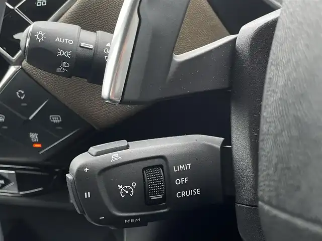 ＤＳオートモビル ＤＳ３ クロスバック グランシック 東京都 2021(令3)年 5.8万km 緑Ⅱ 純正ナビ/DTV/バックカメラ/黒革シート/ヘッドアップディスプレイ/ドライブレコーダー/ETC/純正USB/Bluetoothオーディオ/レーンアシスト/ブラインドスポットモニター/アダプティブクルーズコントロール/パドルシフト/LEDヘッドライト/スマートキー